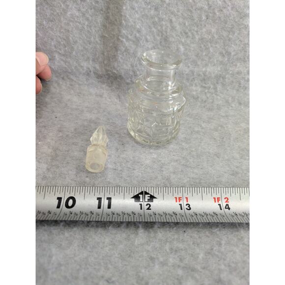 Set Of 2 Vintage Mid Century Clear Glass Bottle Salt Pepper Shaker Lid Stopper - Picture 14 of 15